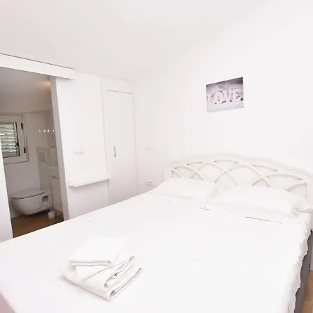 Nina Apartman Primosten
